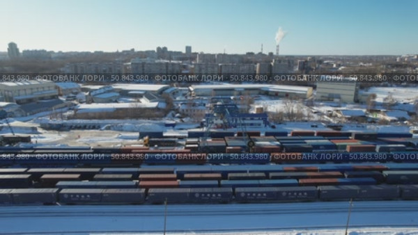 Город Киров - контейнерный кран и разгрузка вагонов зимой (аэросъемка 2021 года) (2022 год). Стоковое видео, видеограф Владислав Самошкин / Фотобанк Лори