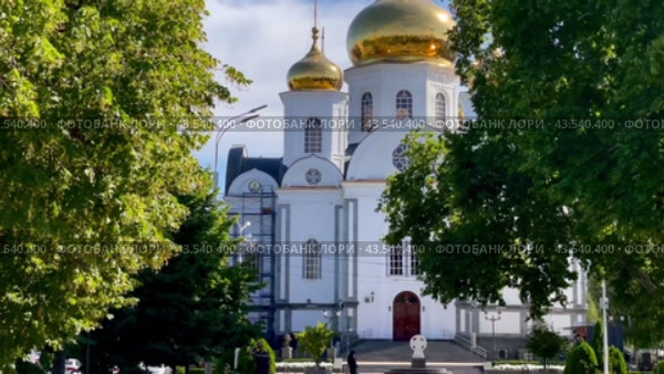 Город Краснодар. Войсковой собор святого Благоверного Князя Александра Невского. Екатеринтнский сквер. (2024 год). Стоковое видео, видеограф Елена Букия / Фотобанк Лори