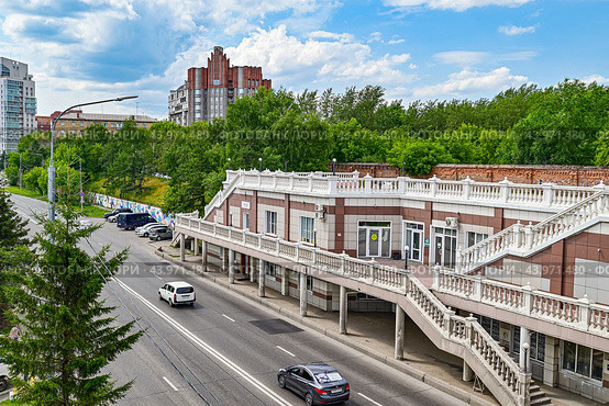Город Красноярск. Культурно-досуговый центр с пешеходным мостом. Улица Дубровинского дом 45А (2024 год). Редакционное фото, фотограф Александр Тараканов / Фотобанк Лори