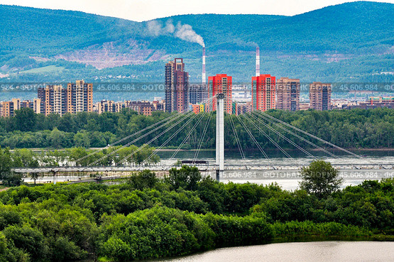 Город Красноярск. Виноградовский вантовый мост через Енисей на фоне жилых кварталов (2024 год). Стоковое фото, фотограф Александр Тараканов / Фотобанк Лори