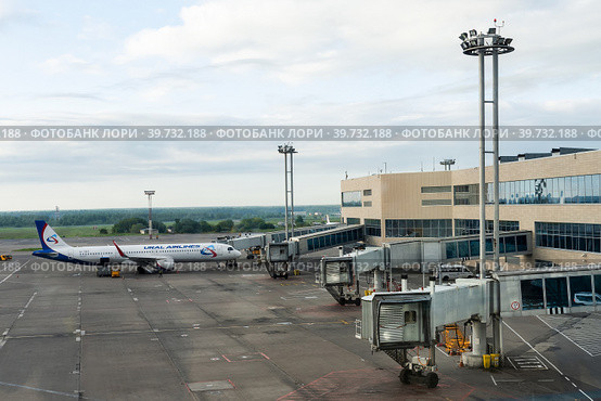 Город Москва, Аэропорт Домодедово. Погрузка пассажиров в самолёт (2022 год). Редакционное фото, фотограф Игорь Низов / Фотобанк Лори