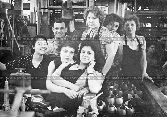 Город Москва. Бригада в цеху обувной фабрики "Парижская коммуна", 1960 год. Редакционное фото, фотограф Зобков Юрий / Фотобанк Лори