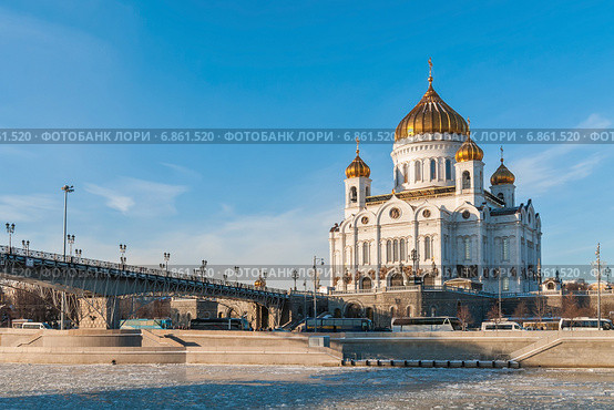 Город Москва. Храм Христа Спасителя и Патриарший мост зимой в солнечную погоду (2014 год). Стоковое фото, фотограф Игорь Низов / Фотобанк Лори