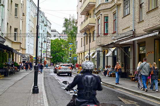 Город Москва. Мотоциклист на улице Малой Бронной (2024 год). Редакционное фото, фотограф Александр Тараканов / Фотобанк Лори