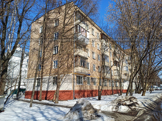 Город Москва. Пятиэтажный трёхподъездный кирпичный жилой дом серии 1-511, построен в 1962 году. Измайловский проспект, 123/1, корпус 1. Район Восточное Измайлово (2024 год). Стоковое фото, фотограф lana1501 / Фотобанк Лори