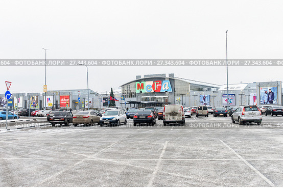 Город Москва. Стоянка перед гипермаркетом "Мега" на Профсоюзной улице в Москве зимним днём (2017 год). Редакционное фото, фотограф Игорь Низов / Фотобанк Лори
