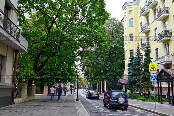 Город Москва. Улица Малая Бронная, дома 17 и 18 (2024 год). Редакционное фото, фотограф Александр Тараканов / Фотобанк Лори