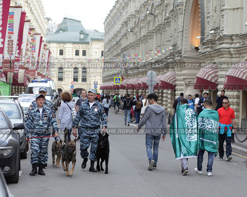 Город Москва,группа болельщиков и наряд полиции с собаками у ГУМа (2018 год). Редакционное фото, фотограф Дмитрий Неумоин / Фотобанк Лори