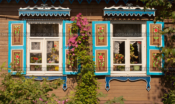 Город Мышкин. Окошки с красивыми наличниками (2011 год). Стоковое фото, фотограф Зобков Юрий / Фотобанк Лори