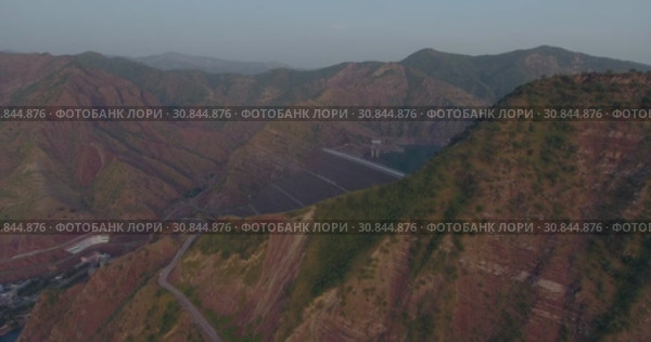 Город Нурек, плотина, водохранилище. Вид с дрона. Таджикистан (2016 год). Стоковое видео, видеограф Евгений Ковалев / Фотобанк Лори