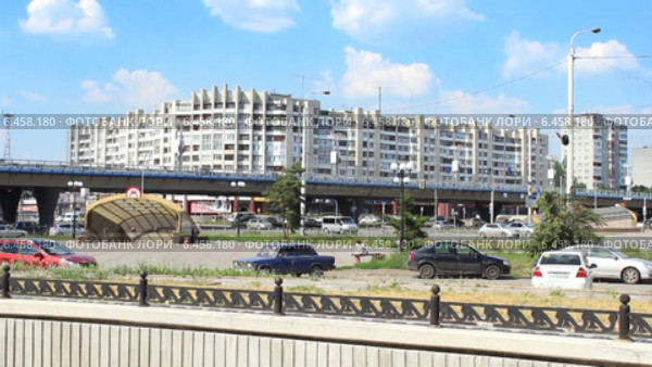 Город Омск, улица Красный Путь, вид на транспортную эстакаду метромоста (2014 год). Редакционное видео, видеограф Виктор Топорков / Фотобанк Лори