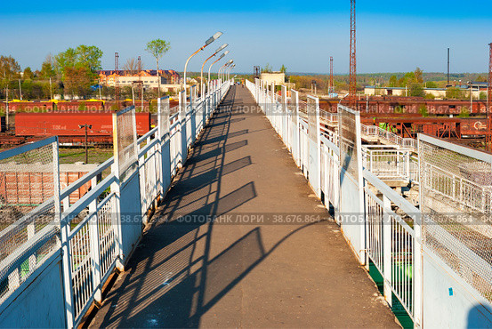 Город Ожерелье. Пешеходный мост через железную дорогу (2010 год). Стоковое фото, фотограф Зобков Юрий / Фотобанк Лори