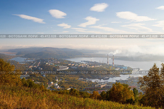 Город Петропавловск-Камчатский, Камчатский край, Россия. Вид сверху на жилой район Зелёная роща и Камчатскую ТЭЦ-1. Красивый осенний пейзаж с портовым городом и бухтами. Дальний Восток России. Стоковое фото, фотограф Андрей Степанов / Фотобанк Лори