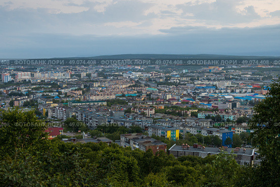 Город Петропавловск-Камчатский, Камчатский край, Дальний Восток России. Утренний городской пейзаж. Вид сверху на здания и улицы. Стоковое фото, фотограф Андрей Степанов / Фотобанк Лори
