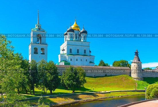 Город Псков. Кремль. Вид со стороны реки Псковы (2016 год). Редакционное фото, фотограф Зобков Юрий / Фотобанк Лори