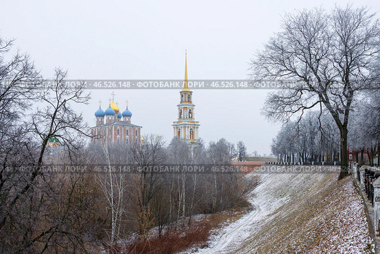 Город Рязань, Рязанская область, Россия. Вид на Успенский собор Рязанского Кремля (Кафедральный собор Успения Пресвятой Богородицы) и Соборную колокольню. На переднем плане Острожной холм. Туристические достопримечательности Рязани. Красивый зимний пейзаж. Стоковое фото, фотограф Андрей Степанов / Фотобанк Лори