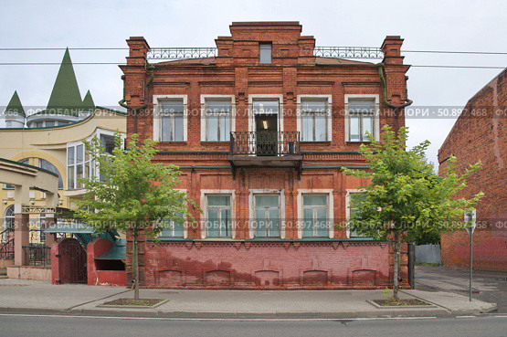 Город Рыбинск, Ярославская область, Россия. Крестовая улица, дом № 94. Историческое здание в центральной части города (2024 год). Стоковое фото, фотограф Елена Коромыслова / Фотобанк Лори