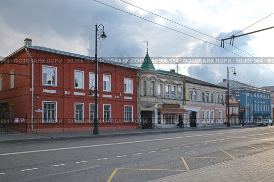Город Рыбинск, Ярославская область, Россия. Крестовая улица летним днем (2024 год). Редакционное фото, фотограф Елена Коромыслова / Фотобанк Лори