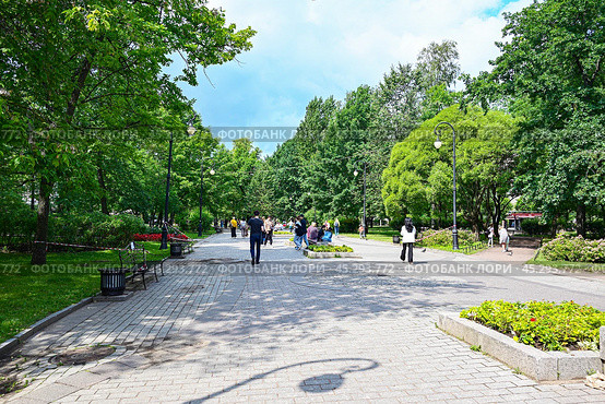 Город Санкт-Петербург. Туристы в Александровском парке (2023 год). Редакционное фото, фотограф Александр Тараканов / Фотобанк Лори