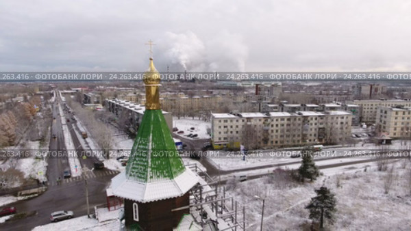 Город Сегежа, Карелия. Вид на ЦБК, спальный микрорайон и церковь. Зима (2016 год). Стоковое видео, видеограф Кекяляйнен Андрей / Фотобанк Лори