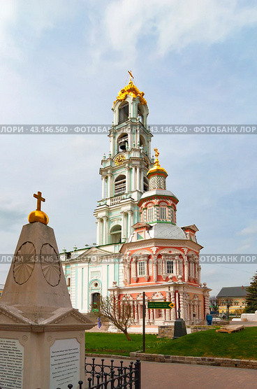 Город Сергиев Посад. Свято-Троицкая Сергиева лавра. Памятник первому русскому генералиссимусу А.С.Шеину на фоне Надкладезной часовни и колокольни (2024 год). Редакционное фото, фотограф Зобков Юрий / Фотобанк Лори