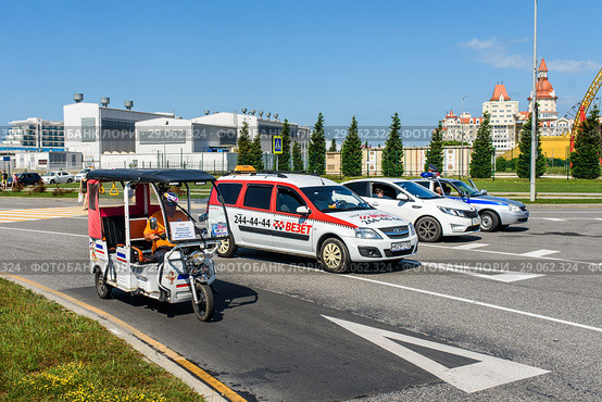 Город Сочи, Краснодарский край, Адлер солнечным днём. Автоиобили на улица Чемпионов (2018 год). Редакционное фото, фотограф Игорь Низов / Фотобанк Лори
