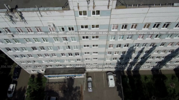 Город Стерлитамак летом. Здание городской больницы. Вид с воздуха. Sterlitamak city in summer. Building of the city hospital. Aerial view. (2019 год). Стоковое видео, видеограф Евгений Романов / Фотобанк Лори