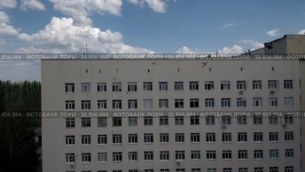 Город Стерлитамак летом. Здание городской больницы. Вид с воздуха. Sterlitamak city in summer. Building of the city hospital. Aerial view. (2019 год). Редакционное видео, видеограф Евгений Романов / Фотобанк Лори