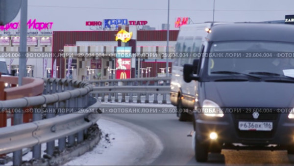 Город Сургут зимой. Движение на улицах. City in the early morning. Traffic (2017 год). Редакционное видео, видеограф Евгений Романов / Фотобанк Лори
