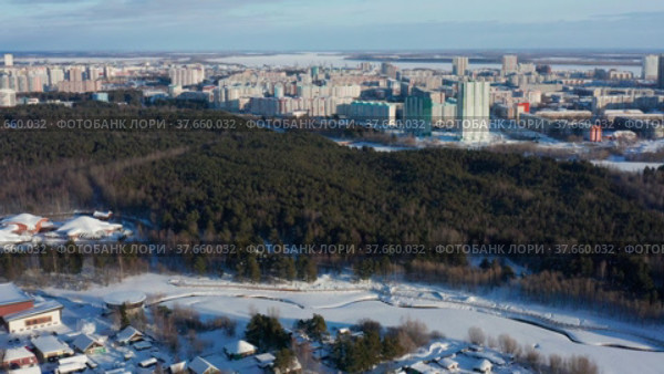 Город Сургут зимой. Парк Сайма. Вид с воздуха. Surgut city in winter. Saima Park. Aerial view. (2022 год). Стоковое видео, видеограф Евгений Романов / Фотобанк Лори