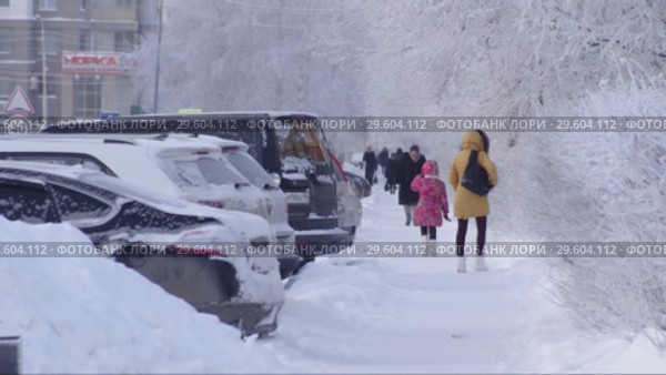 Город Сургут зимой. Уличное движение. Surgut. City in the winter. Street traffic. (2017 год). Редакционное видео, видеограф Евгений Романов / Фотобанк Лори