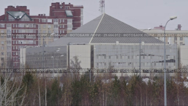 Город Сургут зимой. Вид на здание организации "Тюменьэнерго". Surgut in winter. View on the Tumenenergo (2017 год). Стоковое видео, видеограф Евгений Романов / Фотобанк Лори