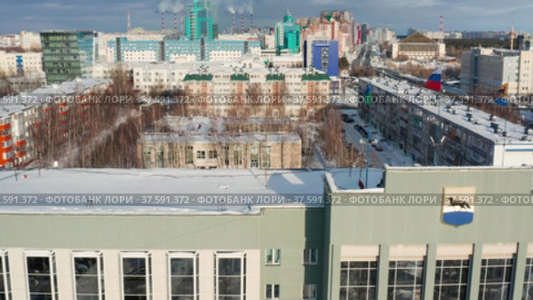 Город Сургут зимой. Здание администрации города. Surgut city in winter. The city administration building. Aerial view. (2022 год). Редакционное видео, видеограф Евгений Романов / Фотобанк Лори