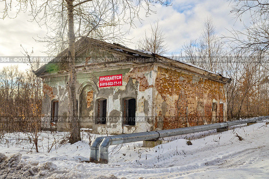 Город Тобольск. Улица Мира, дом 6. Старинный одноэтажный дом (Бывший клуб Дзержинец) (2015 год). Стоковое фото, фотограф Александр Тараканов / Фотобанк Лори