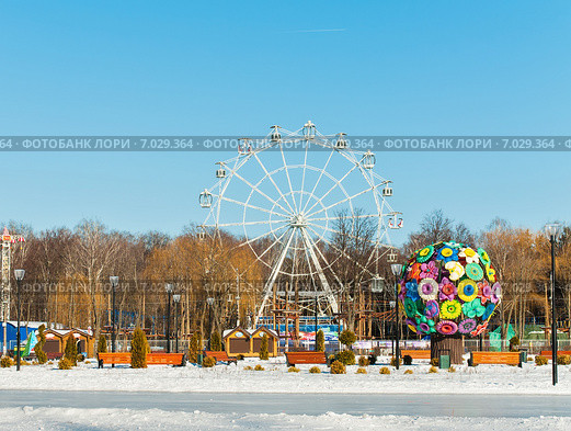 Город Тула. Колесо обозрения центральном парке города Тулы зимой на фоне голубого неба (2015 год). Стоковое фото, фотограф Игорь Низов / Фотобанк Лори