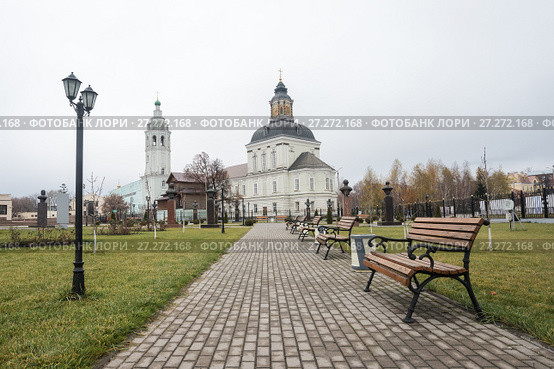 Город Тула, Скамейки для отдыха на фоне Николо Зарецкой церкви осенью (2017 год). Редакционное фото, фотограф Игорь Низов / Фотобанк Лори