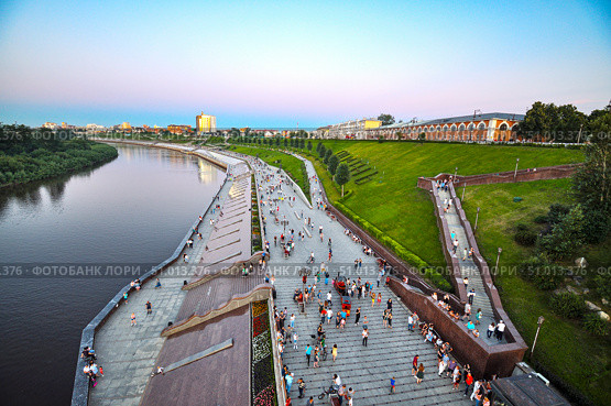 Город Тюмень. Многоуровневая набережная вечером (2018 год). Стоковое фото, фотограф Александр Тараканов / Фотобанк Лори
