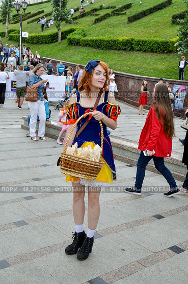 Город Тюмень. Празднование дня города.  Нарядная девушка с корзинкой продает сувениры (2016 год). Редакционное фото, фотограф Александр Тараканов / Фотобанк Лори