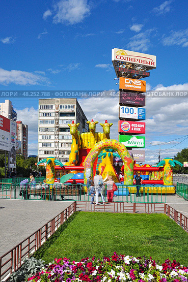 Город Тюмень, улица Пермякова. Детский аттракцион возле торгового центра "Солнечный" (2016 год). Редакционное фото, фотограф Александр Тараканов / Фотобанк Лори