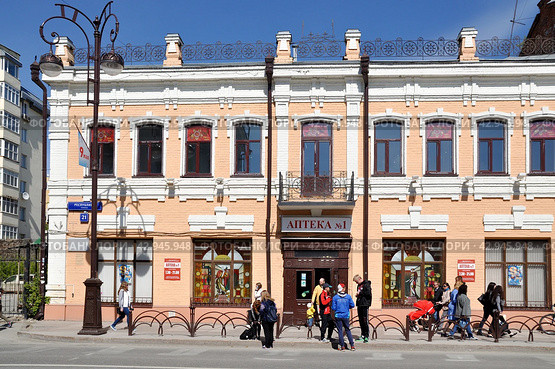 Город Тюмень. Улица Республики, 21. Аптека №1. (Бывший дом с торговыми лавками Соколовой А.И. (начало 20 века) (2016 год). Редакционное фото, фотограф Александр Тараканов / Фотобанк Лори