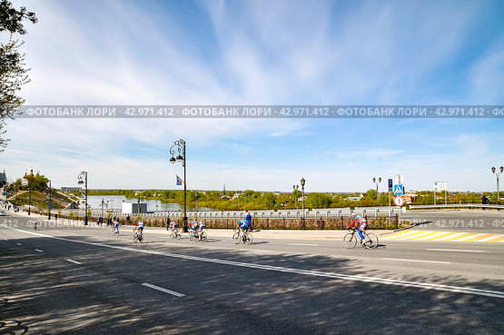 Город Тюмень. Велогонка посвященная Дню победы. Никольский спуск (2016 год). Редакционное фото, фотограф Александр Тараканов / Фотобанк Лори