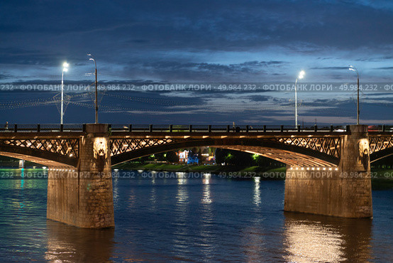 Город Тверь, пролёт нового волжского моста на фоне ночного неба. The city of Tver, the span of the new Volga bridge on the background of the night sky. Стоковое фото, фотограф Станислав Самойлов / Фотобанк Лори