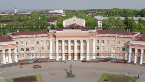 Город Уфа: Черниковка, Дворец культуры имени Серго Орджоникидзе. Вид с воздуха. Ufa city: Chernikovka, Sergo Ordzhonikidze Palace of Culture. Aerial view. (2023 год). Стоковое видео, видеограф Евгений Романов / Фотобанк Лори