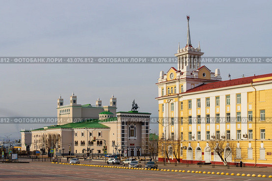 Город Улан-Удэ, Республика Бурятия, Россия. Площадь Советов в центре Улан-Удэ. Вид на красивое здание со шпилем и Бурятский театр оперы и балета имени Г. Ц. Цыдынжапова. Архитектурные достопримечательности. Редакционное фото, фотограф Андрей Степанов / Фотобанк Лори