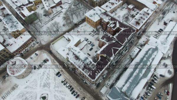 Город Выборг в зимнее время года. Центральная часть с Рыночной площадью. Вид с квадрокоптера (2017 год). Стоковое видео, видеограф Кекяляйнен Андрей / Фотобанк Лори
