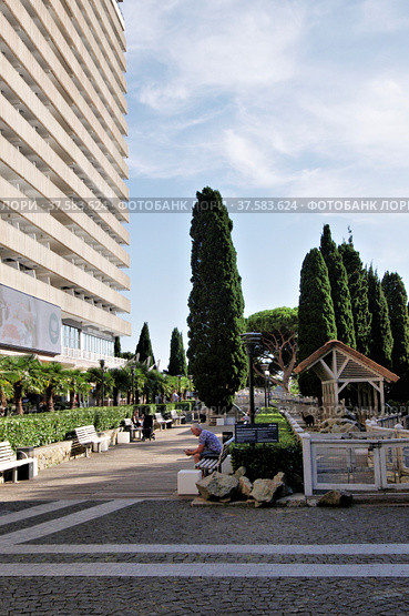 Город Ялта, Крым. Территория отеля "Ялта. Интурист" (Yalta Intourist) (2021 год). Редакционное фото, фотограф Илюхина Наталья / Фотобанк Лори