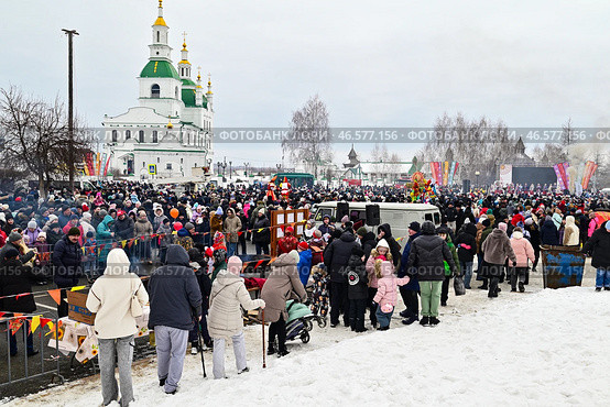 Город Ялуторовск. Масленица. Народное гулянье у Сретенского собора. Редакционное фото, фотограф Александр Тараканов / Фотобанк Лори