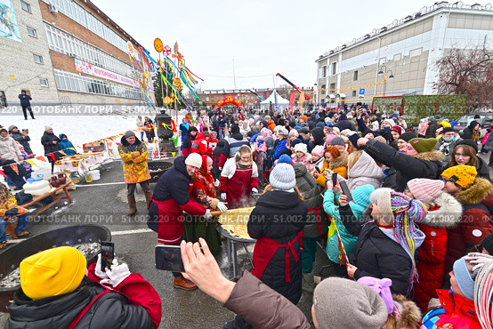 Город Ялуторовск. Мастер класс по выпечке большого блина на Масленицу. Редакционное фото, фотограф Александр Тараканов / Фотобанк Лори
