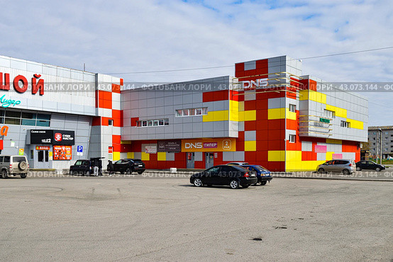 Город Заовдоуковк. Торговый центр "Большой". Улица Шоссейная (2024 год). Редакционное фото, фотограф Александр Тараканов / Фотобанк Лори