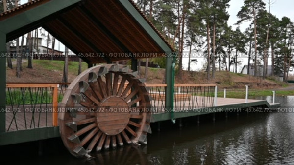 Город Заводоуковск. Колесо мельницы. Городская набережная (2022 год). Стоковое видео, видеограф Александр Тараканов / Фотобанк Лори